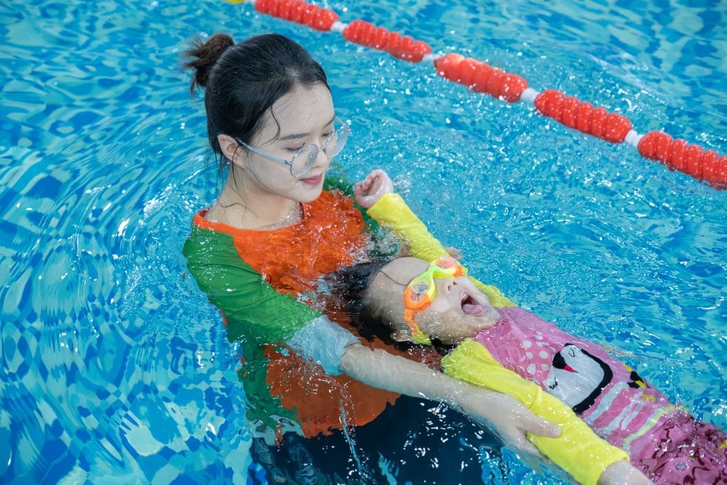 Học viên Lifeswim thực hiện động tác bơi dưới nước 