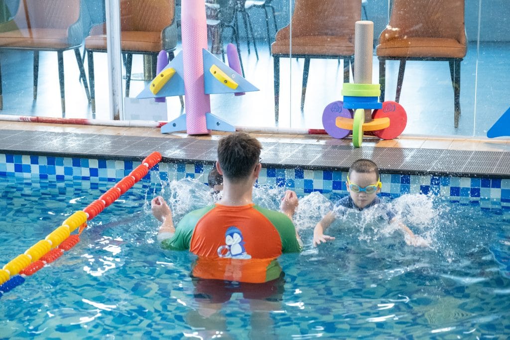 Các em nhỏ làm quen với kỹ năng bơi tại Lifeswim