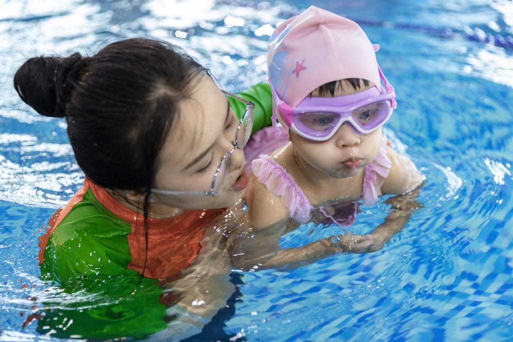 Trẻ nhỏ làm quen với bơi rùa tại Lifeswim