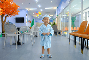 Chuẩn bị khăn tắm ấm khi trẻ ra khỏi bể