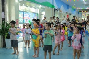 Các bé khởi động trước giờ học bơi tại Lifeswim